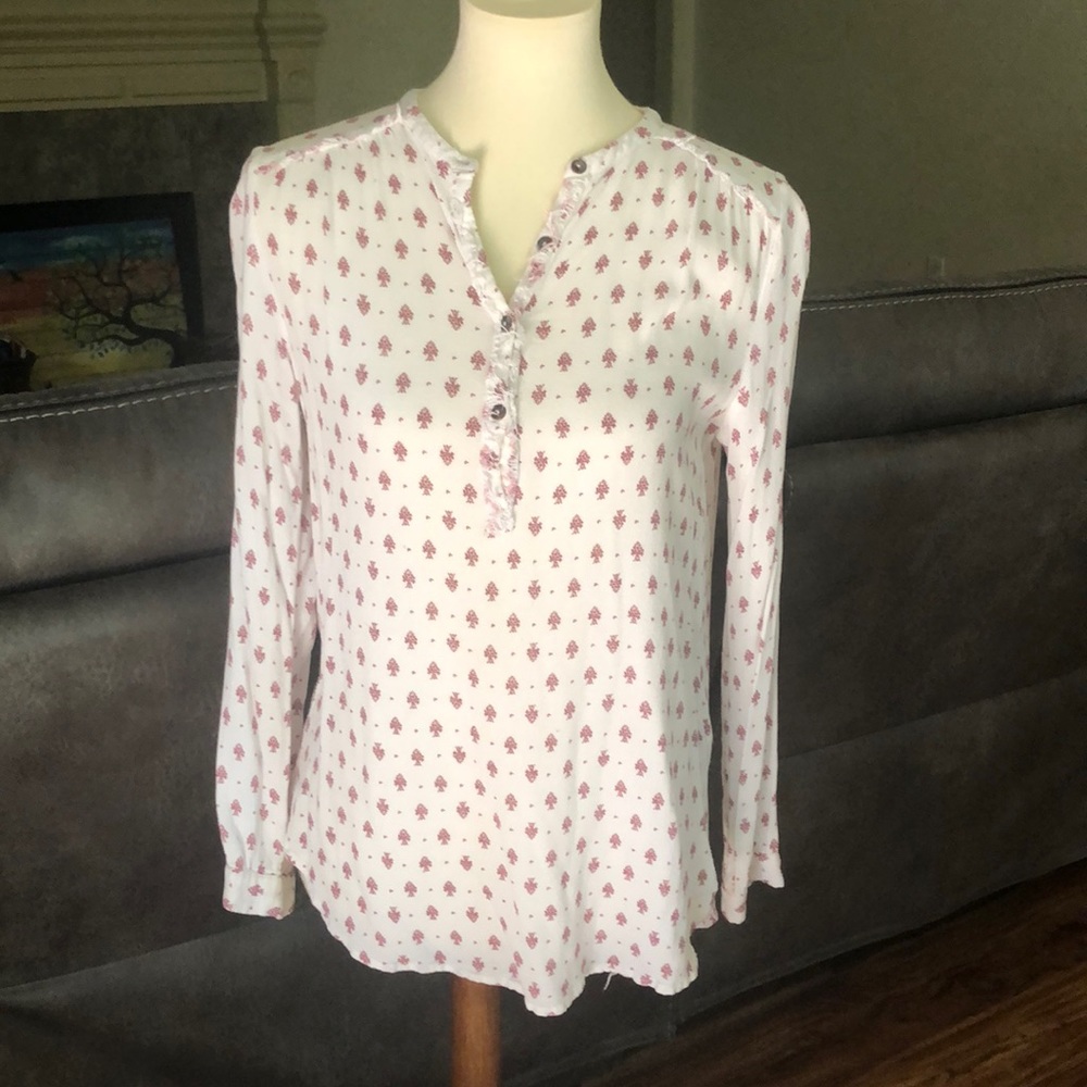 Adorable white top long sleeves, high- low design.